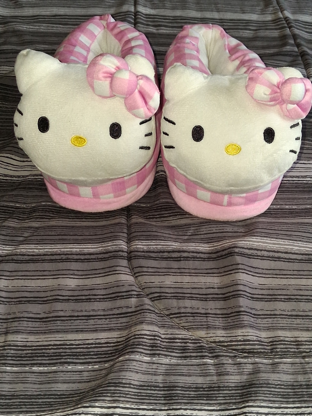 Hello Kitty Slippers - Picture 2 of 2